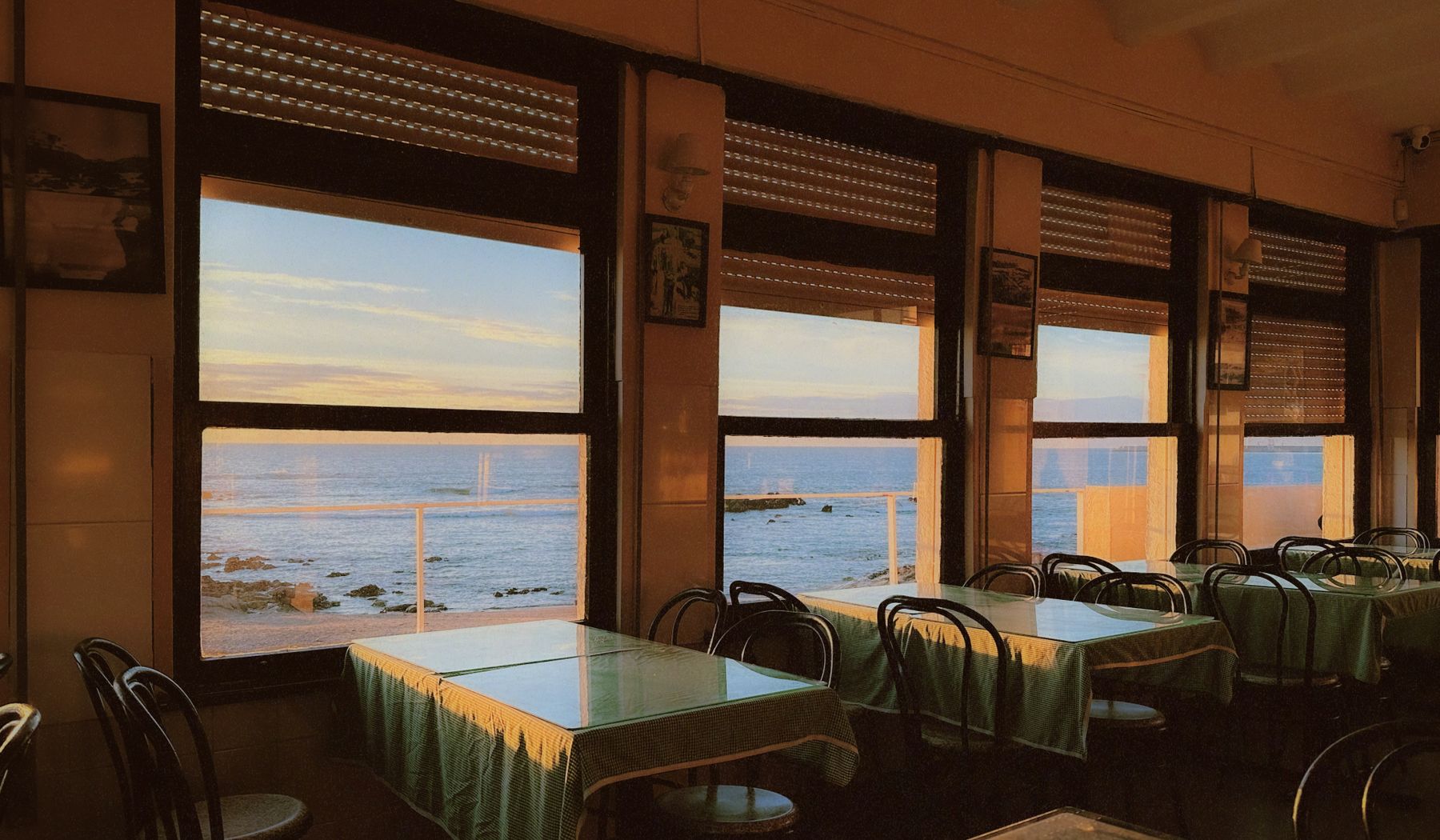 Sala amb finestrals oberts al mar